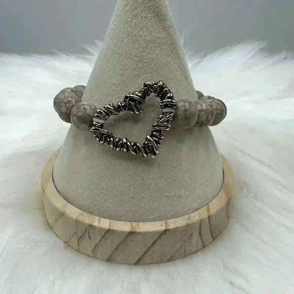 Delicate Stone Beads Hollow Heart Bracelet in Brown Gray - Picture 2 of 5